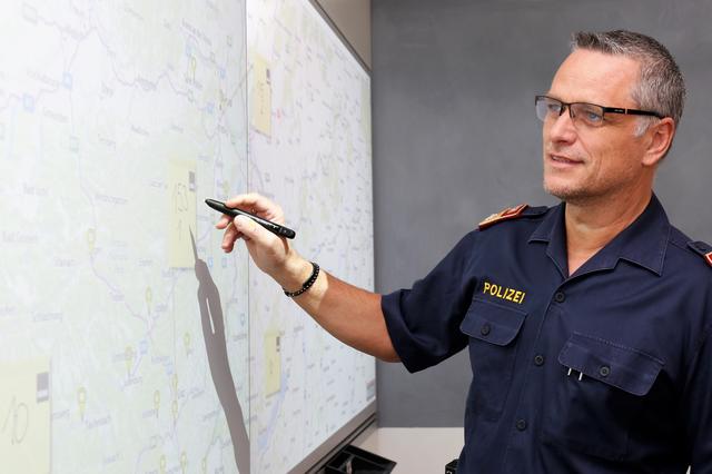 Oberstleutnant Georg Wakonig, Polizei Steiermark: „Gerade in herausfordernden Zeiten ist es wichtiger denn je, für Stabilität und Sicherheit zu sorgen. Wir arbeiten dieser Tage als #teamösterreich gemeinsam gegen das Coronavirus und möchten laut der Devise #schauaufdich jeden auffordern, die älteren Menschen in unserer Gesellschaft zu schützen. Jeder kann einen Beitrag leisten, indem er die Anweisungen der Behörde befolgt – zum Wohle der Gemeinschaft und Sicherheit aller.“