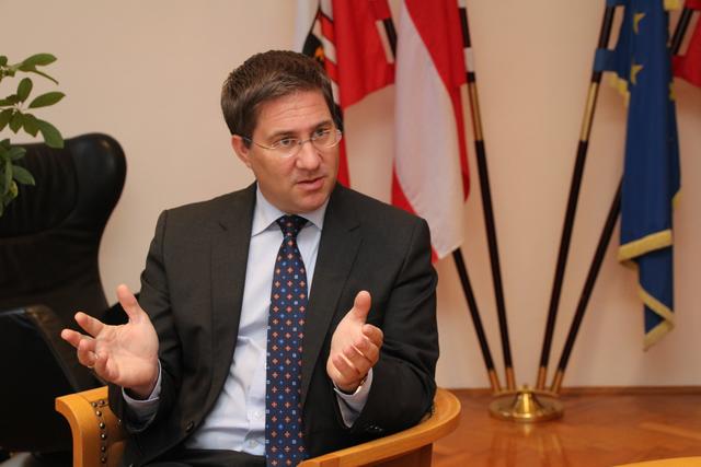 Andreas Rabl leitet als Bürgermeister und damit Spitze der Bezirksverwaltung von Wels den Krisenstab vor Ort.