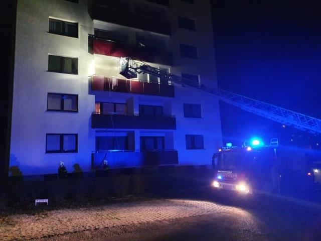 Mittels Drehleiter verschaffte sich der Löschtrupp über den Balkon Zutritt zur Wohnung.