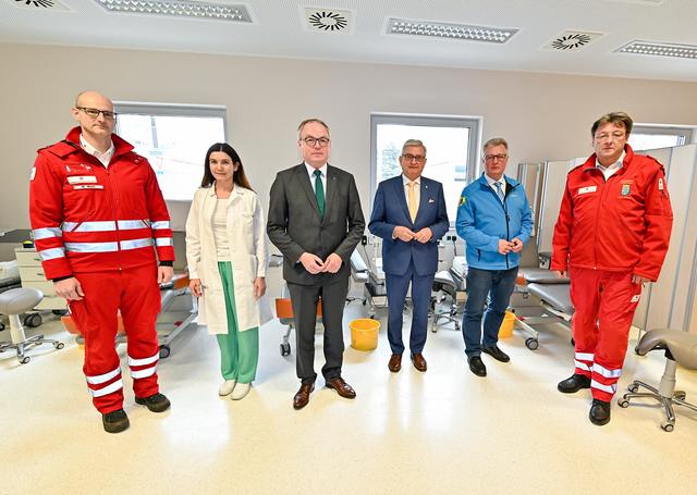 Foto (v.l.n.r.): Blutspendetermine finden wie gewohnt statt: Markus Mottl, Blutspendezentrale für Wien, NÖ und Bgld, Oberärztin Dr. Rosemarie Satzinger, medizinische Leiterin der Blutbank, LH-Stellvertreter Stephan Pernkopf, Gemeindebund-Präsident Alfred Riedl, Präsident Christoph Kainz, Zivilschutzverband NÖ und Präsident Josef Schmoll, Rotes Kreuz Niederösterreich
