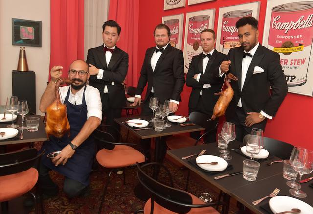 Die Mitarbeiter der "DOTS Group" stellen sich in den Dienst der guten Sache. Bis die Restaurants und Clubs wieder geöffnet haben, unterstützen sie das #TeamNächstenliebe der Caritas bei Nachbarschaftsdiensten.