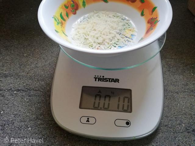 So liebe Kinder zu Hause vor den Bildschirmen - die heutige Schulaufgabe ist fertig.
Manche Eltern verteilen, dass 1kg Reis von Spar 2049 Körner und von Hofer 3029 Körner hätten, weil Ihnen fad ist.
Hier die Aufgabe:
230 Körner wiegen 10g, wieviele Körner sind in einem Kilogramm drinnen?
Wenn ihr die Aufgabe geschafft habt, dann postet die Antwort als Kommentar und teilt diese Aufgabe Euren Freundinnen und Freunden mit, die sollen auch mitrechnen, damit ihnen nicht fad ist und abschreiben.
Euer Onkel Peter