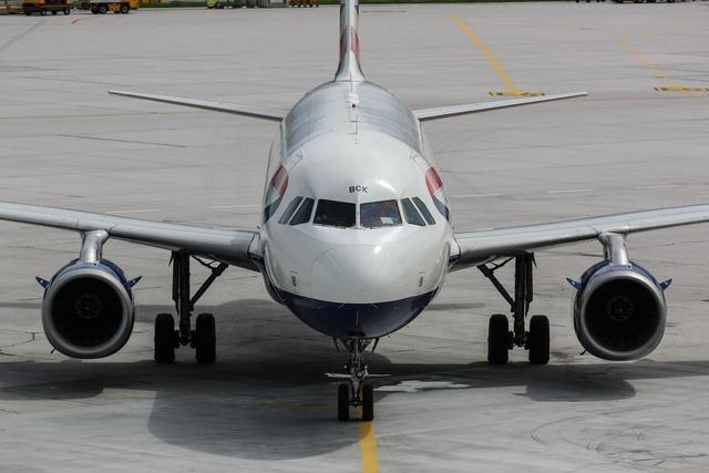 Der Flugbetrieb findet derzeit nur sehr eingeschränkt statt. Stündlich erreichen den Flughafen Änderungen und Streichungen, ganze Airline-Flotten verbleiben am Boden.
