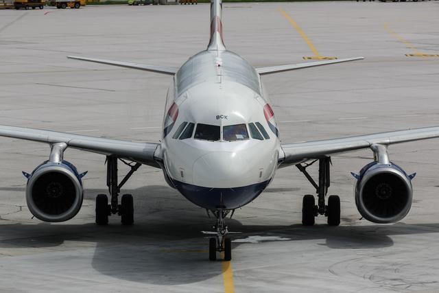 Der Flugbetrieb findet derzeit nur sehr eingeschränkt statt. Stündlich erreichen den Flughafen Änderungen und Streichungen, ganze Airline-Flotten verbleiben am Boden. | Foto: Franz Neumayr