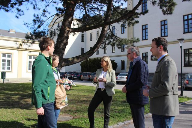 Eine Partnerschaft im Sinne der heimischen Landwirte zwischen Bund und Land. Direktvermarkter Rudolf Hell (Statzendorf) und Christine Brunner (Pummersdorf), Bundesministerin Klaudia Tanner, NÖ Bauernbund-Obmann LH-Stv. Stephan Pernkopf, NÖ Bauernbund-Direktor Paul Nemecek.