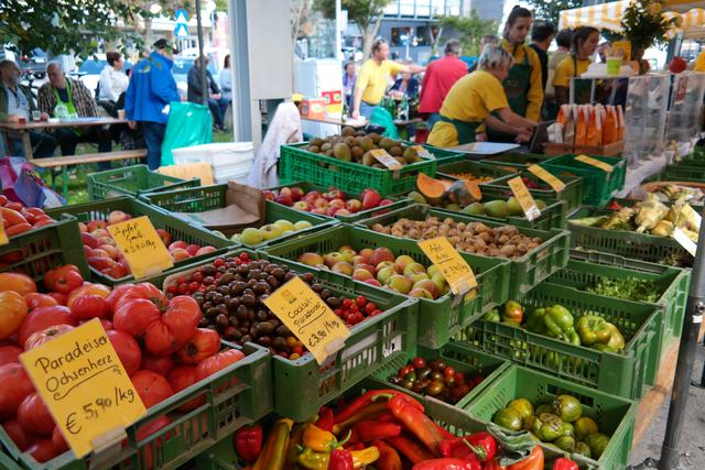 Dier Liesinger Markt bietet auch jetzt frisches Obst und Lebensmittel.