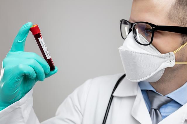 Mediziner müssen sich bei der Arbeit mit Corona-Patienten gut schützen.