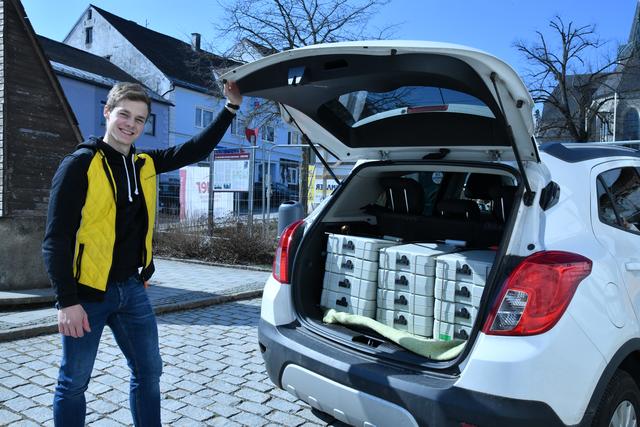 Zivildiener Basti Koller des Hilfswerkes Oberneukirchen bei der Abholung der gefüllten Essensboxen in der Diakoniewerkstätte Oberneukirchen am Marktplatz.