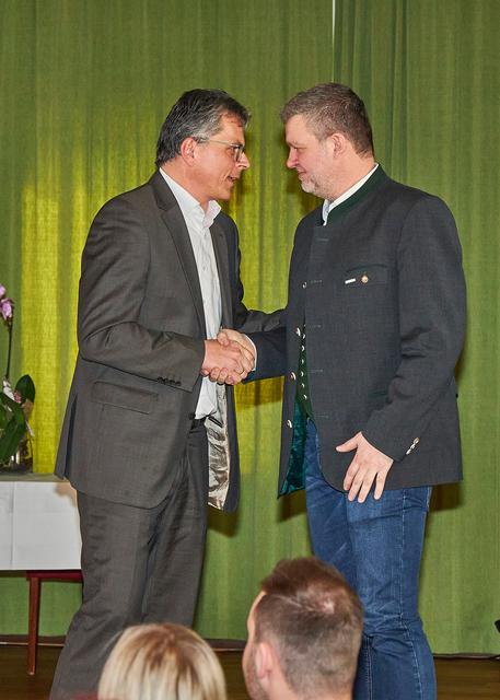 Bürgermeister Leopold Gartner (links) bedankte sich bei Musik-Obmann Markus Obermüller (rechts).