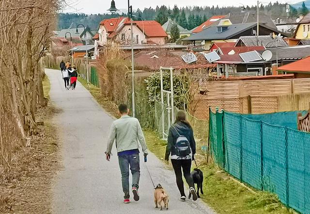 Bewegung im Freien alleine (z.B.: Laufen gehen, spazieren gehen) und mit Menschen, die im eigenen Wohnungsverband leben ist noch erlaubt ...