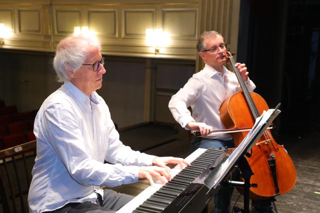 Pianist Helmut Iberer und Heinz Moser (Cello) spielten ein improvisiertes Kammerkonzert für alle zu Hause.