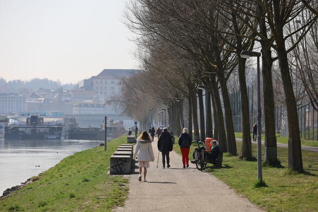 Sicherheitsabstand einhalten – Spaziergänger nutzten das warme Frühlingswetter an der Urfahraner Donaulände.