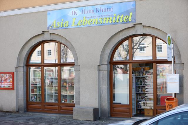Hamsterkäufer aufgepasst – Im Asia-Laden an der Linken Brückenstraße gibt es noch die oder andere Packung Reis zu kaufen.