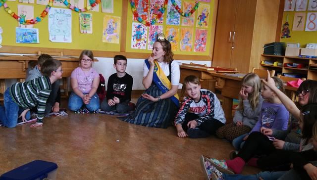 Milchkönigin Marlene Laschober mit Kindern der 1. und 2. Klasse der Volksschule Lichtenau