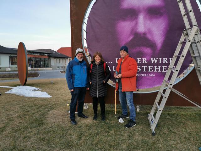 Alfred Scharl (li) mit dem Künstler-Duo Ernestine Faux und Josef Russ beim Anbringen des Fastentuches.