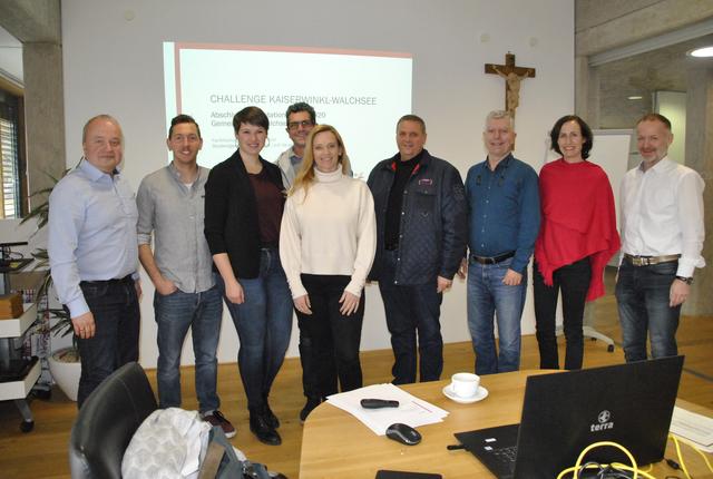 VB-GF Thomas Schönwälder, die beiden Studenten Sebastian Feiersinger und Maria Plangger, Challenge Veranstalter Andreas und Ilona Klingler, TVB-Obmann Gerd Erharter, Bgm. Dieter Wittlinger, Studiengangsleiterin Annemarie Kapferer und Bgm. Reinhold Flörl (v.l) freuten sich.