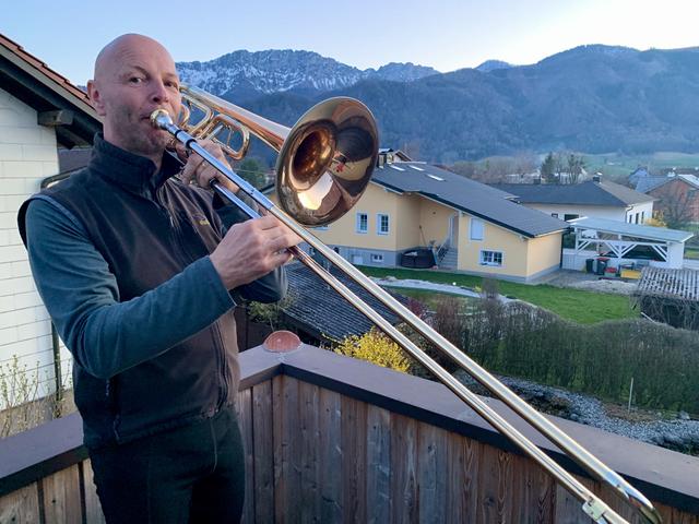 Posaunist Walter Schiffler musiziert für seine Nachbarn.