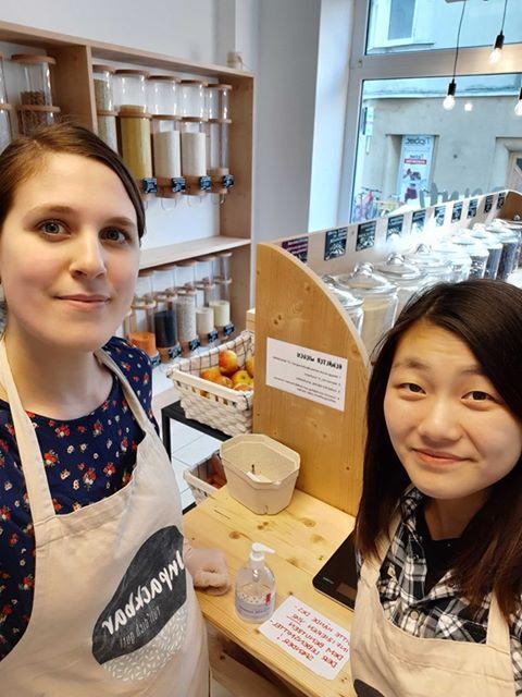 "Wir hoffen, dass sich die Krisensituation bald wieder bessert und alles wieder in die Normalität übergeht", sagen die "Unpackbar"-Inhaberinnen Tina Prückl (l.) und Christina Liu.