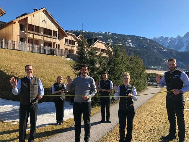 Das Team verabschiedet sich von den Hotelgästen und freut sich auf ein Wiedersehen.