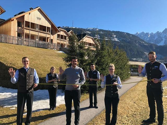 Das Team verabschiedet sich von den Hotelgästen und freut sich auf ein Wiedersehen. | Foto: Dachsteinkönig – Familux Resort