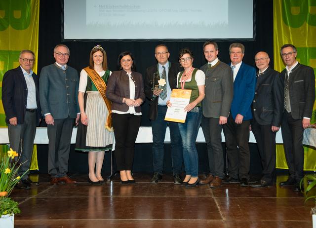 die Imker Elisabeth Weninger und Thomas Glössl (4. u. 5. v.li.) mit Bundesministerin Elisabeth Köstinger bei der Preisverleihung.