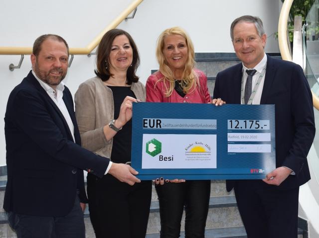 Managing Director Stefan Mayr, Management Assistant Marina Rupprechter, Ursula Mattersberger (Kinderkrebshilfe), Managing Director Friedl Mühlegger (v.l) freuten sich sichtlich bei der Spendenübergabe.