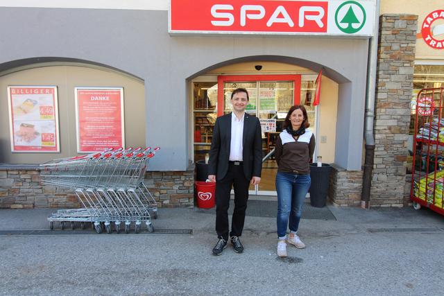 Groß fiel die Eröffnung freilich nicht aus, aber wichtiger ist, dass wieder eröffnet wurde! Im Bild die neue Grieser Spar-Chefin Petra Jenewein mit Bgm. Karl Mühlsteiger