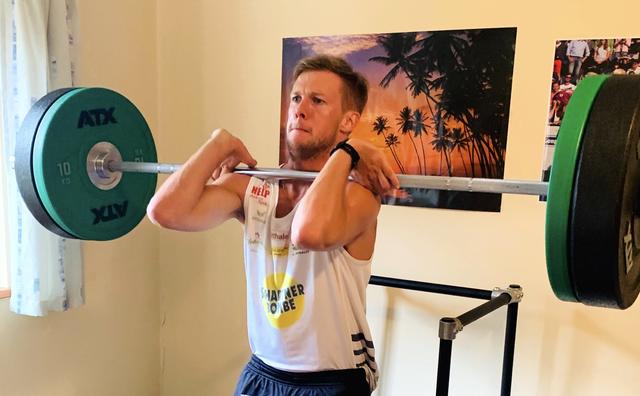 Beachvolleyballer Florian Schnetzer hat eine "Rumpelkammer" im Haus zu einem Fitness-Studio umfunktioniert und stellt ein Trainingsvideo zum Mitmachen auf Facebook online.