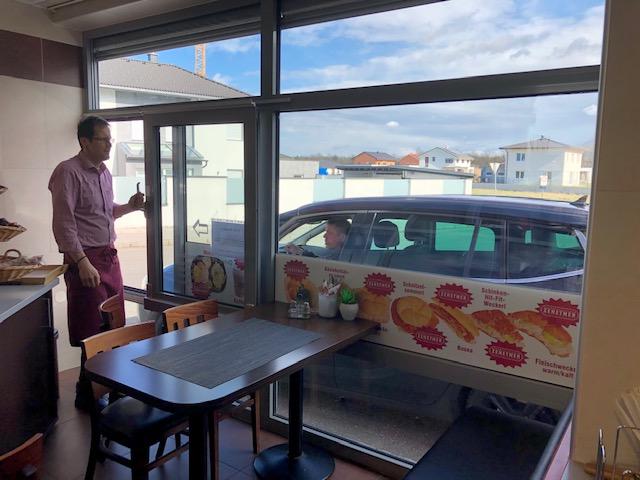 Gut frequentiert ist derzeit der Drive-In bei der Gourmetfleischerei Zehetner in Dietach. Kunden müssen nicht aussteigen, auch Fleischermeister Siegfried Zehetner (li.) sieht Vorteile.