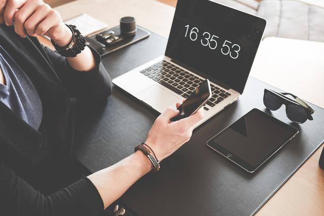 In der aktuellen Zeit arbeiten viele Menschen von zuhause aus. Die Demografieberatung hat einen Leitfaden erstellt, der einige der wichtigsten Fragen beim Mobile Working beantwortet.