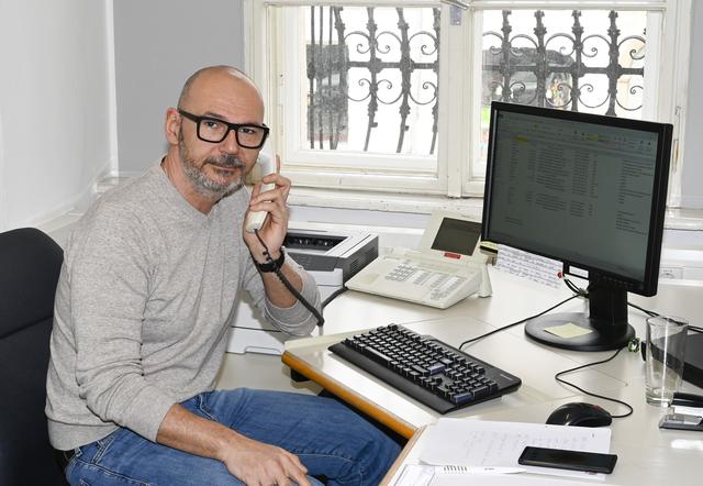 Stadt-Mitarbeiter Karl Madlmayr nimmt die Bestellungen, die unter der Servicenummer eingehen, entgegen.