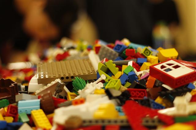 Über Lego laufen, ist wirklich etwas für hartgesottene Profis.
