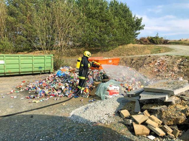 Die Feuerwehr löschte den Müllbrand.