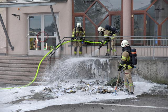 Erst der Feuerwehr gelang es, die Container zu löschen.