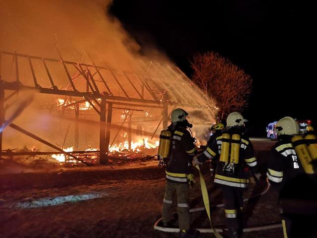 Mit Atemschutzgeräten und C-Rohren wurde der Scheunenbrand in Bernschlag bekämpft.