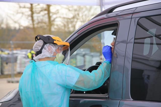 Die Probeabnahme kann seit Dienstag auch durch das Autofenster erfolgen. Ein Drive-in wurde in Regau in Oberösterreich errichtet. | Foto: Helmut Klein