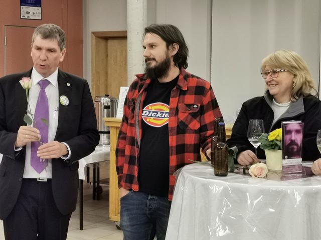 Bgm. Erich Gosch überreichte Jesus-Darsteller Andreas Leitner, der an seinem 30. Geburtstag auf der Premierenbühne stand, eine Rose, rechts im Bild Maria-Darstellerin Roswitha Scharl.