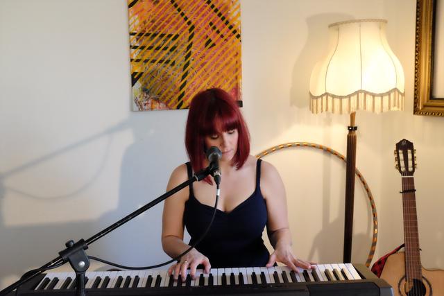 Daniela Flickentanz spielt "digitale Konzerte" im eigenen Wohnzimmer.