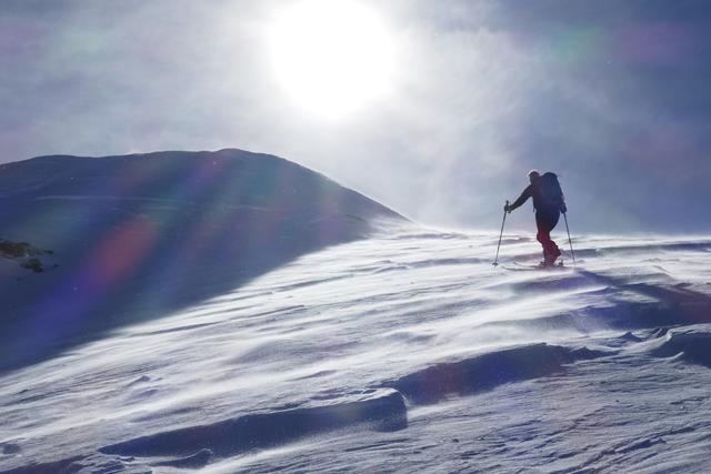 Die letzten Meter Anstieg zum Keuchenkogel in Bad Gastein führen häufig über windbehandeltes Gelände.