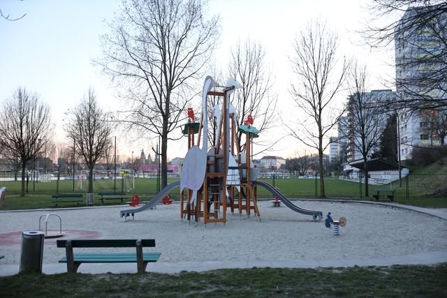 Die Spielplätze in der Stadt sind momentan gesperrt.