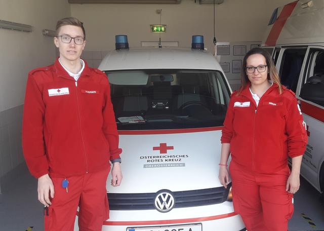 Geschulte Teams des Roten Kreuzes führen die Schnelltests bei den Verdachtsfällen durch.