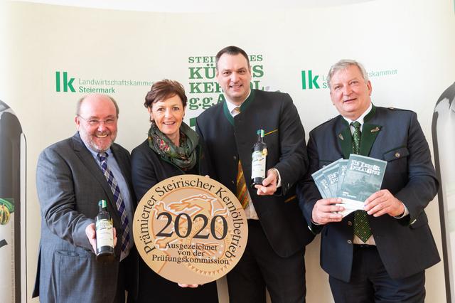 Bestnoten verteilten Paul Kiendler (Sprecher der steirischen Ölmühlen), LK-Vizepräsidentin Maria Pein sowie Andreas Cretnik und Franz Labugger, Geschäftsführer bzw. Obmann der Gemeinschaft Steirisches Kürbiskernöl g.g.A (v.l.).  | Foto: LK/Danner