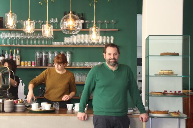 Daniel Karl ist der Geschäftsinhaber des Hildebrandt Café. Gemeinsam mit seinen Mitarbeitern kochen sie als Dankeschön für die Spar-Mitarbeiter am Neubau und in der Josefstadt.
