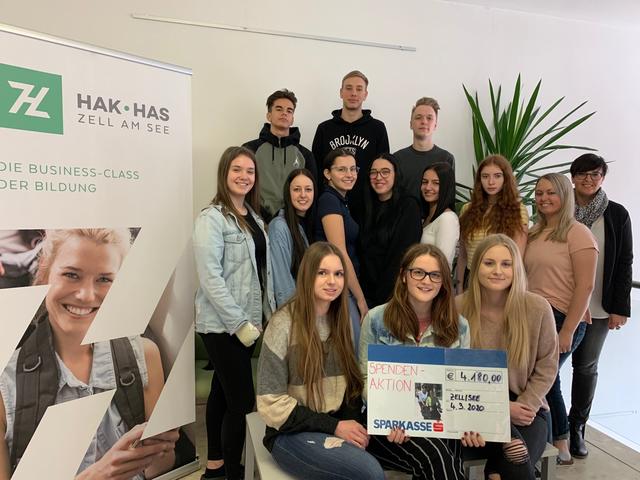 Mag. Michaela Semler mit Schüler/-innen der 3ABHK inkl. Scheck über 4.180,00 EUR