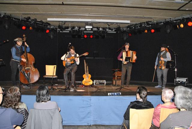 Hubert Klingler, Max Hechenblaikner, Toni Klingler und Lukas Riemer bei ihrem Auftritt im Wörgler Komma. | Foto: Eberharter