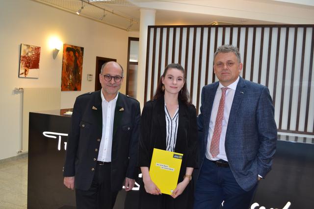 Selina Ulrich hat ihre Lehre erfolgreich abgeschlossen. VDir. Georg Lampl und Prok. Andreas Vondrak freuen sich nun auf einen neuen Lehrling.