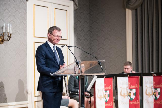 Landeshauptmann Thomas Stelzer überreichte OÖ. Rettungsdienstmedaillen. | Foto:  Max Mayrhofer