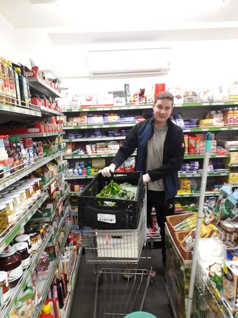 Die Landjugend Rohr hilft nicht nur beim Einkaufen, sondern packt auch dem kleinen Nahversorgen im Ort beim Putzen der Regale an.