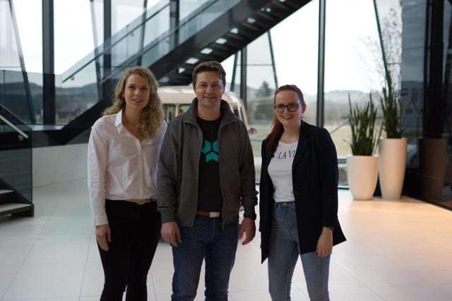 Von links: Johanna Jachs, Markus Kreisel (Geschäftsführer von Kreisel Electric) und Laura Sachslehner.