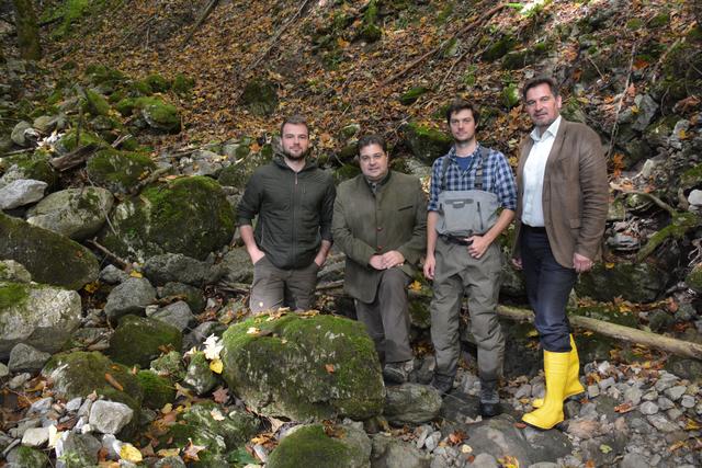 Georg Brenn, Mario Wührer, Stefan Auer und Werner Krammer bei der Steinkrebs-Kartierung im Oktober. | Foto: Magistrat